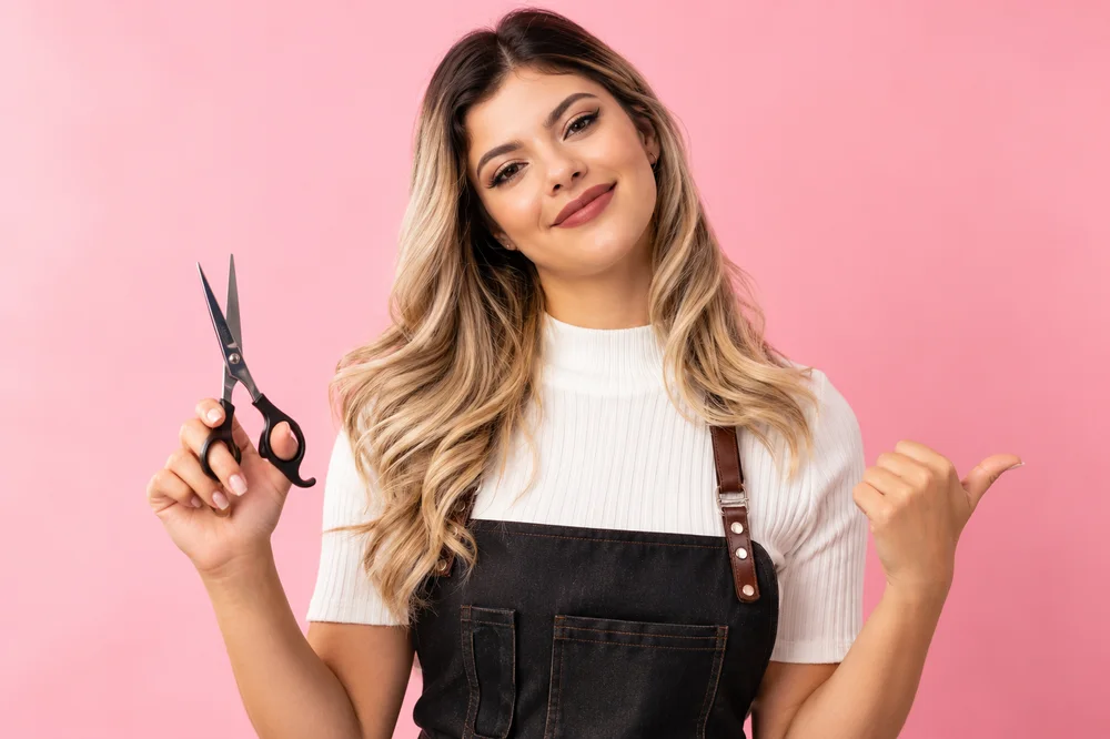 Estudiante de belleza con tijeras
