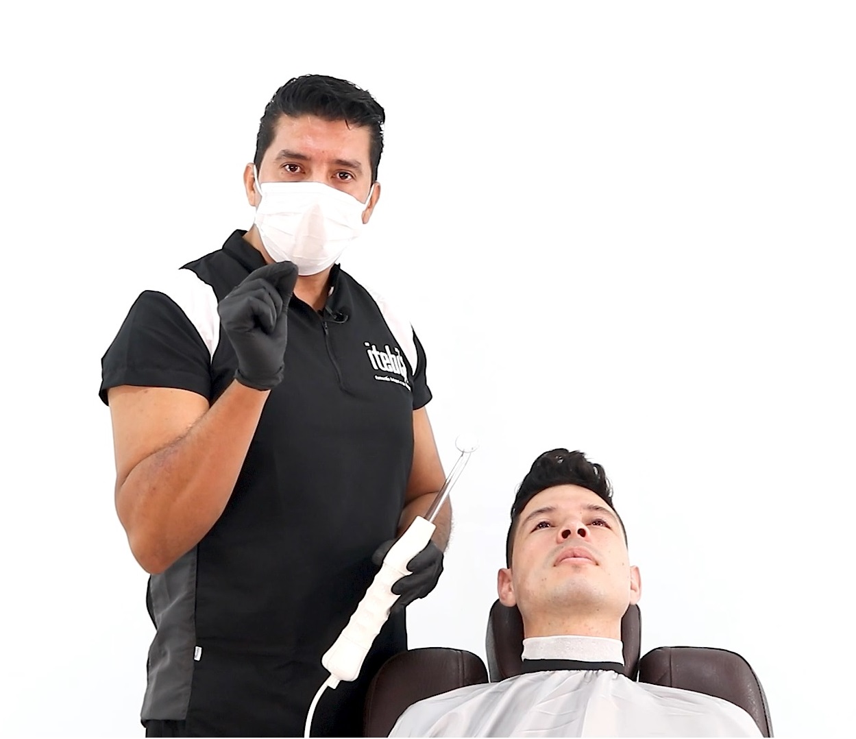 Tratamiento facial masculino con alta frecuencia