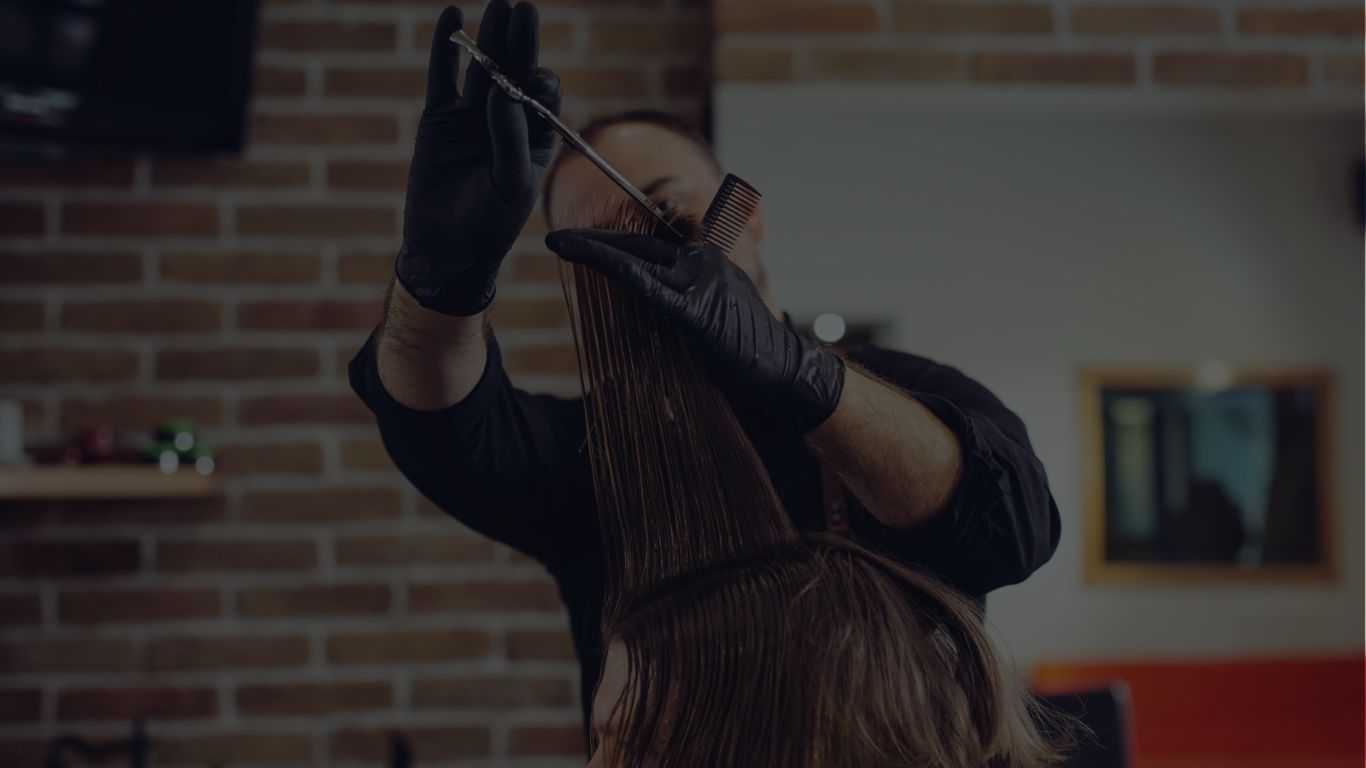 Estilista trabajando con tijera y peine